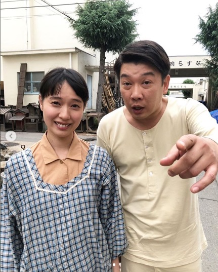 ぎこちない笑みの戸田恵梨香（画像は『戸田恵梨香　2019年6月29日付Instagram「こわいおじさんが カメラ見て「笑え！これ見て笑え！」って…」』のスクリーンショット）