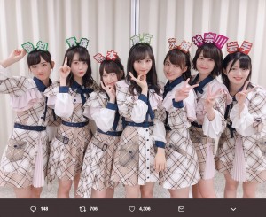 AKB48チーム8が出身県のカチューシャをつけて名産品を紹介（画像は『小栗有以　2019年6月18日付Twitter「うたコンに出演させて頂きました」』のスクリーンショット）