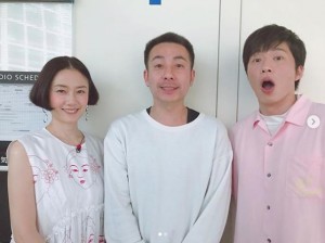 『あな番』プロモーションで日テレを巡る原田知世、坪倉由幸、田中圭（画像は『【公式】あなたの番です　2019年4月12日付Instagram「皆さま、スッキリはご覧いただけましたか？超激レア3ショット」』のスクリーンショット）