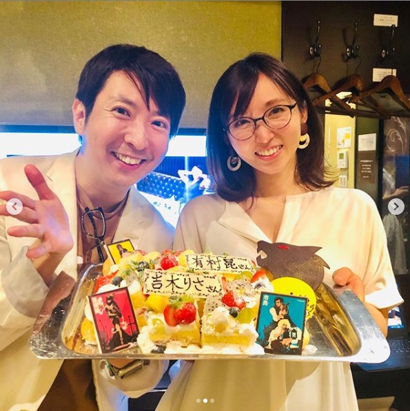 有村昆と吉木りさ（画像は『有村昆 映画コメンテーター Kon Arimura　2019年7月17日付Instagram「仲のいいメンバーで ＃人狼ゲーム」』のスクリーンショット）