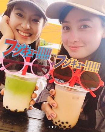 タピオカを楽しむ恒松祐里と橋本環奈（画像は『恒松祐里　2019年7月2日付Instagram「橋本環奈氏と富士急行きました」』のスクリーンショット）