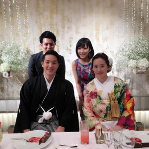 瀬戸大也・馬淵優佳の結婚式で司会を務めた竹内由恵アナ：後列右（画像は『竹内由恵（公式）　2019年7月30日付Instagram「昨日の報道ステーションに瀬戸大也選手がスタジオ出演してくださいました！」』のスクリーンショット）