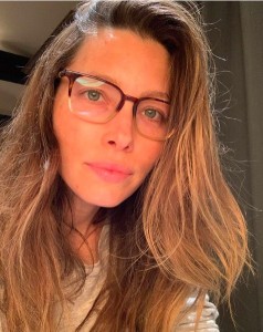 すっぴん画像を公開したジェシカ・ビール（画像は『Jessica Biel　2019年8月8日付Instagram「Spreading some self love today with zero filter and zero makeup for my girl ＠KateUpton.」』のスクリーンショット）