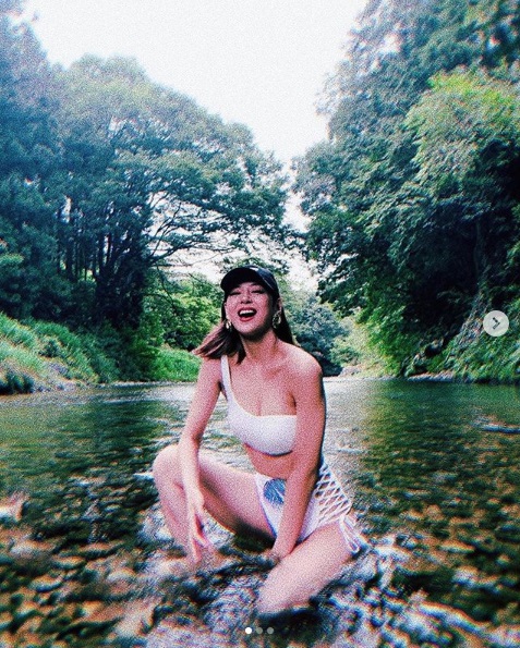 川遊びをビキニで満喫する西内まりや（画像は『西内まりや Mariya Nishiuchi　2019年8月11日付Instagram「川の水が綺麗でお気に入りの場所。」』のスクリーンショット）