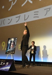 ファンの声援に応えるブラッド・ピット