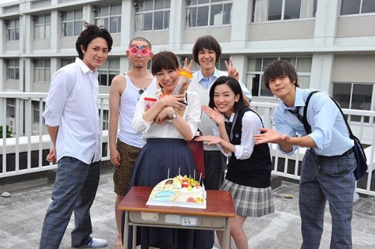 結婚のきっかけとなったドラマの現場で窪田正孝らが水川あさみの誕生日祝い（画像は『火9ドラマ『僕たちがやりました』公式　2017年7月24日付Instagram「今日は、我らがあさみ姉さんの誕生日」』のスクリーンショット）