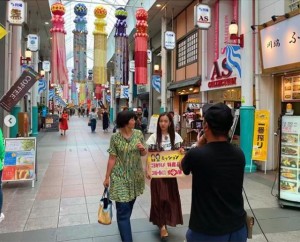 博多区・川端通商店街でロケする板野友美と河村エミコ（画像は『板野友美　2019年9月18日付Instagram「9/21（土）よる8時放送 TVQ九州放送の『ちょっと福岡行ってきました！』に出演します」』のスクリーンショット）