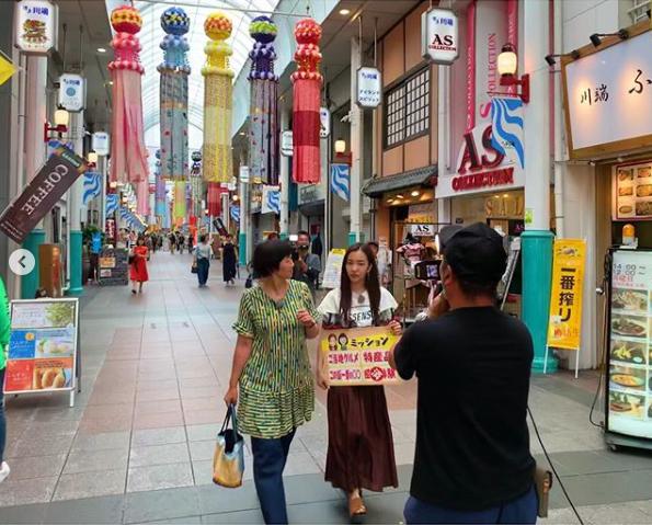 博多区・川端通商店街でロケする板野友美と河村エミコ（画像は『板野友美　2019年9月18日付Instagram「9/21（土）よる8時放送 TVQ九州放送の『ちょっと福岡行ってきました！』に出演します」』のスクリーンショット）