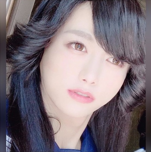 ドラマ『今日から俺は!!』の橋本環奈をまねした泉クリス（画像は『泉クリス　2019年6月21日付Instagram「今日から俺は!!」』のスクリーンショット）