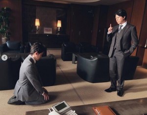 君嶋GM（大泉洋）が滝川常務（上川隆也）にお説教される図（画像は『日曜劇場「ノーサイド・ゲーム」　2019年9月7日付Instagram「第9話放送は、明日」』のスクリーンショット）