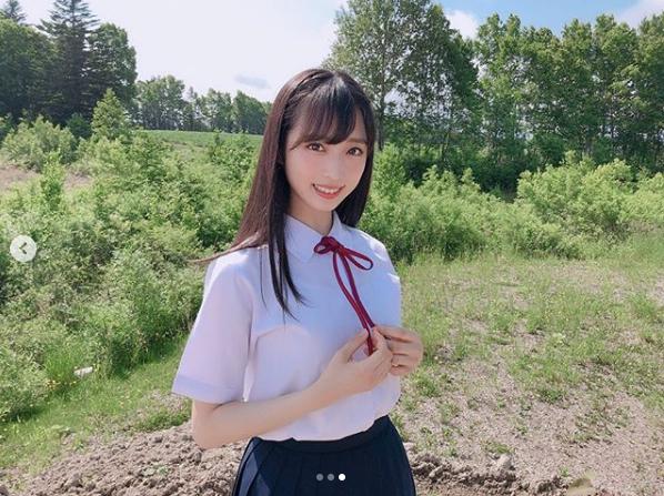 小栗有以『サステナブル』MVでの制服姿（画像は『小栗有以　2019年8月22日付Instagram「「サステナブル」のMVが解禁されました！」』のスクリーンショット）