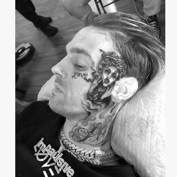 50万円超の顔面タトゥーが完成（画像は『Hershel L Carrasco　2019年9月28日付Instagram「Hardest Face Tat in the Game?」』のスクリーンショット）