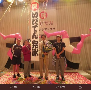 『いだてん』クランクアップで花束を贈られた松坂桃李（右から2人目）（画像は『松坂桃李　2019年10月1日付Twitter「そして、宮藤さん、阿部さん、勘九郎さん、この作品に関わる全てのキャスト、スタッフの方々、本当に長い間お疲れ様でした。」』のスクリーンショット）