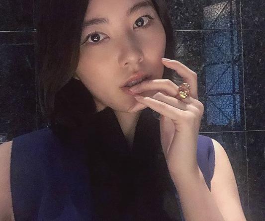 「猫の手」の指輪をつけた松井珠理奈の「ネコ目」ショット（画像は『松井珠理奈　2019年10月26日付Instagram「ネコ目なわたし。」』のスクリーンショット）