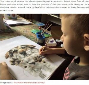 大好きな犬の絵を描くパベル君（画像は『Bored Panda　2019年10月19日付「This 9-Year-Old Russian Boy ‘Sells’ His Custom Pet Paintings For Food And Supplies For Shelter Animals」（Image credits: Что может маленький волонтёр?）』のスクリーンショット）