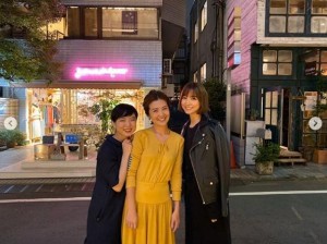 野上ゆうこさん（中央）と記念写真に納まる篠田麻里子（画像は『篠田麻里子　2019年10月23日付Instagram「昨日は夢のような一日になりました」』のスクリーンショット）