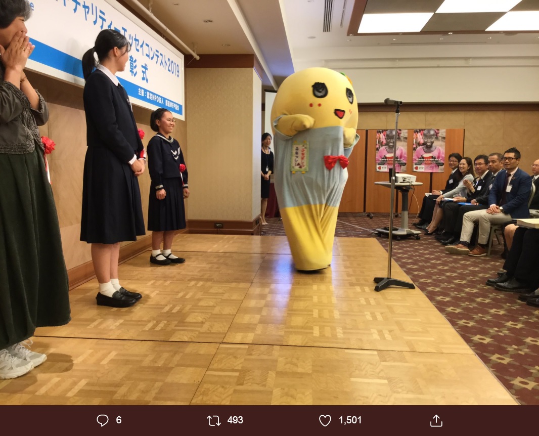 表彰式でスピーチする、審査員のふなっしー（画像は『湯川れい子　2019年10月15日付Twitter「国連WFP協会では、人類の4人に1人は、慢性的に飢で苦しんでいるという世界の子供たちに食料を運ぶため、エッセイの応募1通に対して、協賛企業から1回分の給食費30円を頂きます。」』のスクリーンショット）