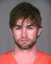 【イタすぎるセレブ達】 “Gossip Girl”のチェイス・クロフォード、大麻所持で逮捕！　ヒゲ面マグ・ショットにファンがっかり…。