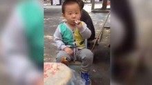 【アジア発！Breaking News】2歳児がスパスパ喫煙姿で客引き！　中国の露店の光景に世界が唖然。
