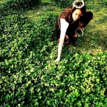 【エンタがビタミン♪】長澤まさみ、草原でクローバーの花冠姿を披露。その爽やかさに「天使」「女神様みたい」。