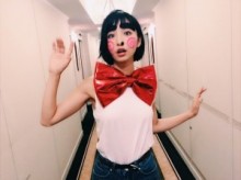 【エンタがビタミン♪】篠田麻里子“天才バカボン”風のおちゃめな姿に。変顔でも「やっぱり可愛い」と反響。