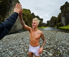 【イタすぎるセレブ達】ジャスティン・ビーバー、パンツ一丁姿を公開で画像修正疑惑が再熱。