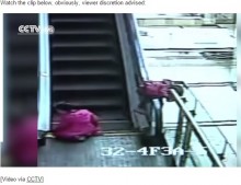 【海外発！Breaking News】中国ショッピングモールで3歳児、エスカレーターから転落