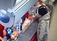 【海外発！Breaking News】ロシアのスーパーで高齢女性の頭に炎が！　ライター試用中に