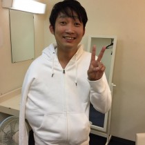 【エンタがビタミン♪】ノンスタ石田　パーカー姿で笑顔見せるも隠した右腕が「痛々しい」