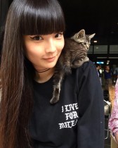 【エンタがビタミン♪】秋元梢、熊本で出会った子猫を肩に乗せて「また会いに行くね」