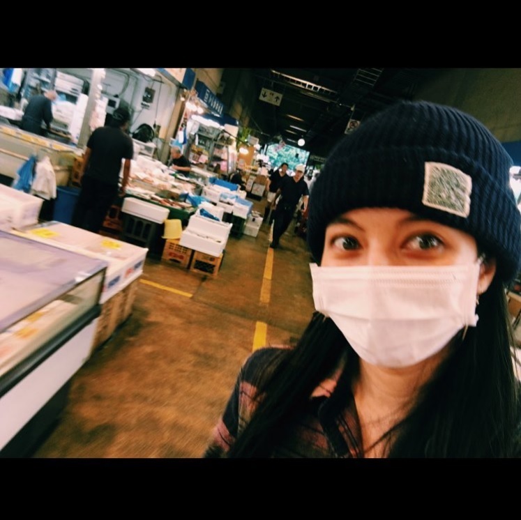 ベッキー、地元の魚市場での1枚（出典：https://www.instagram.com/becky_dayo）