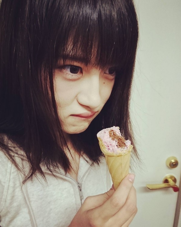 どうしてもお菓子が食べたい若月佑美（出典：https://www.instagram.com/nadagigigi）