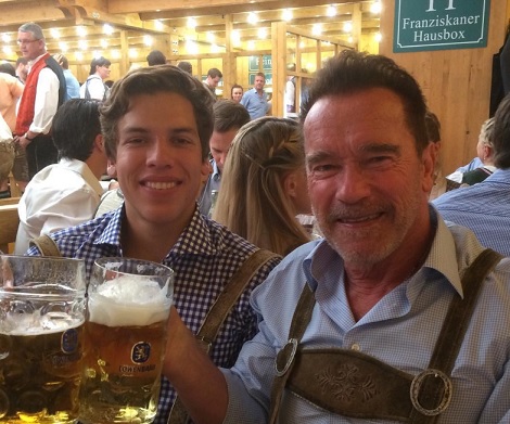 シュワが自慢の息子を連れてドイツへ（出典：https://www.instagram.com/schwarzenegger）