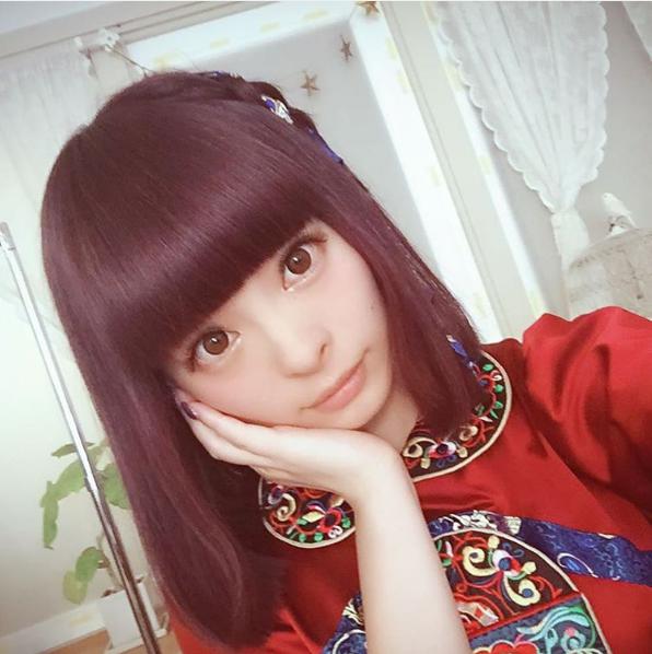 撮影衣装のきゃりーぱみゅぱみゅ（出典：https://www.instagram.com/kyarykyary0129）