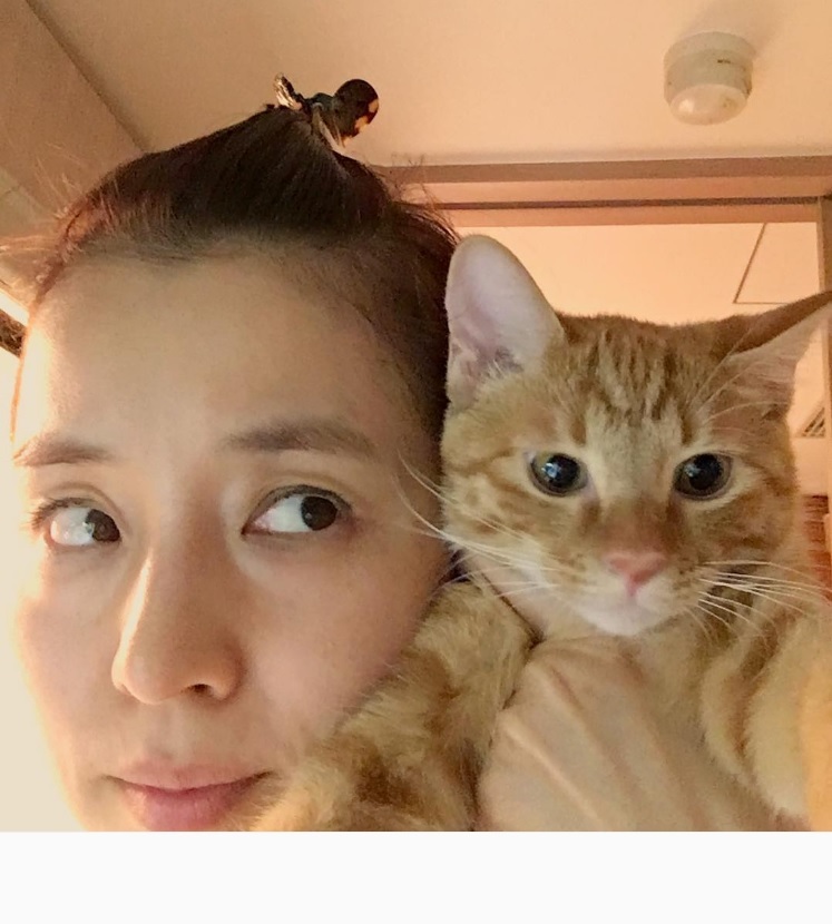 「猫で暖をとる」石田ゆり子（出典：https://www.instagram.com/yuriyuri1003）