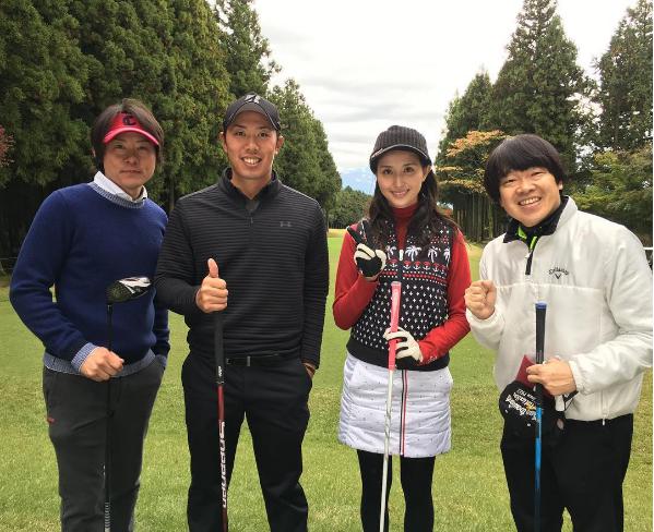 ゴルフを楽しむ橋本マナミ：右から2人目（出典：https://www.instagram.com/manami84808）