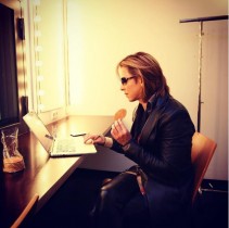 【エンタがビタミン♪】YOSHIKI　アムステルダムで“お菓子”を食べる姿　「せんべい？」と話題に