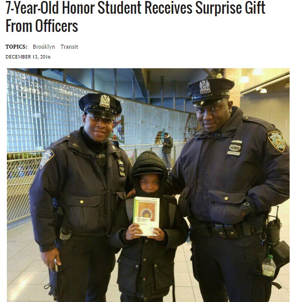 警察官、勉強を頑張る少年にタブレットをプレゼント（出典：http://nypdnews.com）