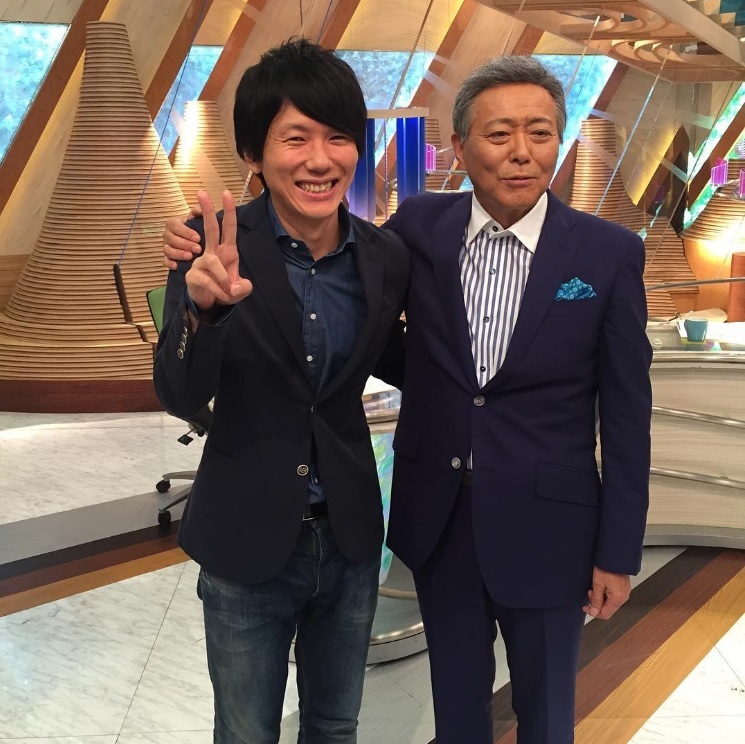 7月28日に『とくダネ！』放送4452回を祝福した古市憲寿氏と小倉智昭（出典：https://www.instagram.com/poe1985）