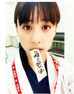 【エンタがビタミン♪】山本美月“草なぎサンタ”のプレゼントを口にする表情に「惚れてまうやろー」