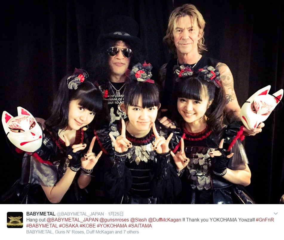 スラッシュ、ダフ・マッケイガンとBABYMETAL（出典：https://twitter.com/babymetal_japan）