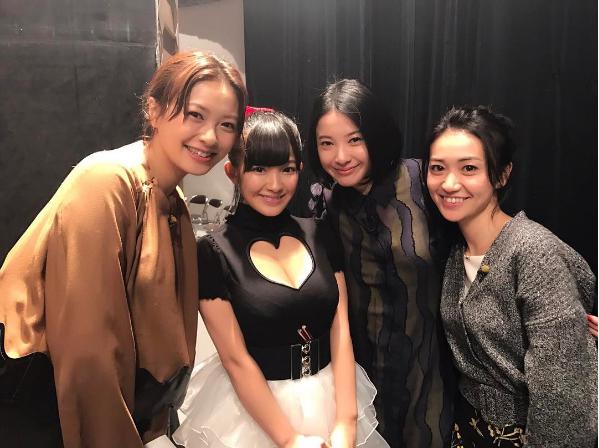 『東京タラレバ娘』の3人と天木じゅん：左から2人目（出典：https://www.instagram.com/jun.amaki）