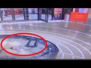 【海外発！Breaking News】北京のショッピングモールで歩きスマホの女性、噴水にドボーン！