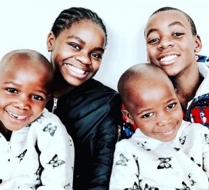 【イタすぎるセレブ達】マドンナ、双子を含む養子4人の集合写真を公開