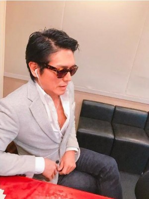 【エンタがビタミン♪】高橋克典の“胸元がはだける”ショット　野呂佳代の熱意にボタンを外すサービスも