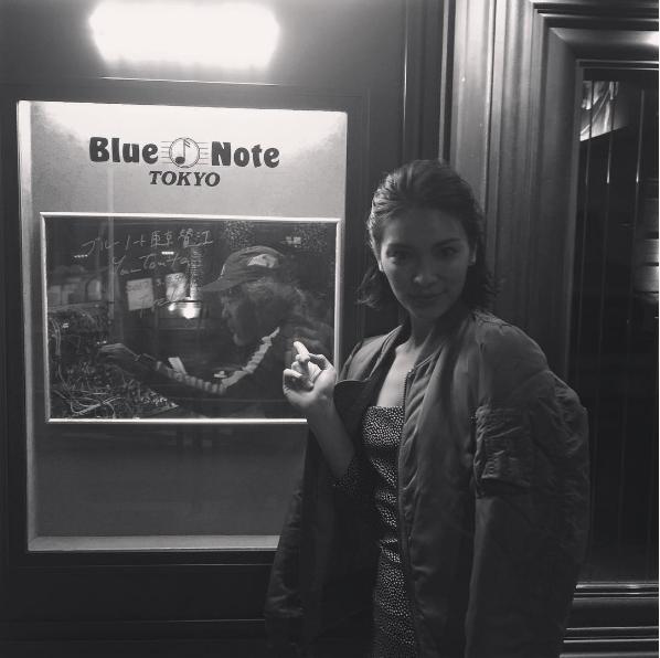 BLUE NOTE TOKYOを訪れた秋元才加（出典：https://www.instagram.com/areasayaka）