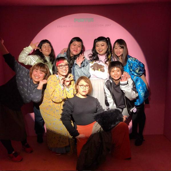 PUNYUSの展示会で並ぶ女芸人たち（出典：https://www.instagram.com/fallin.love.barbie）
