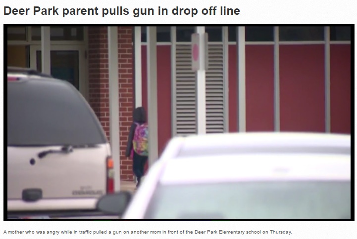 テキサス州の母親、わが子の通う小学校校門前で拳銃を（出典：http://www.khou.com）