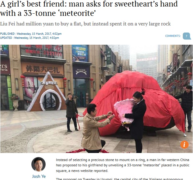 巨大隕石の前でプロポーズした男性（出典：http://www.scmp.com）