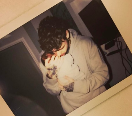 リアム・ペイン、我が子を抱き感動（出典：https://www.instagram.com/liampayne）